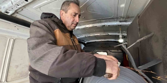 Arabası atölyesi oldu: Bıçakçı 35 yıldır Trakya’da bıçak biliyor