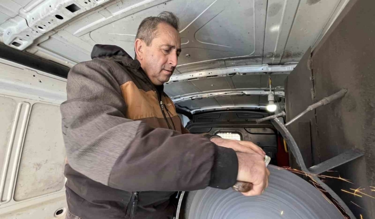 Arabası atölyesi oldu: Bıçakçı 35 yıldır Trakya’da bıçak biliyor