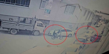 Bisikletli çocuklar otomobille böyle çarpıştı, kaza anı kamerada