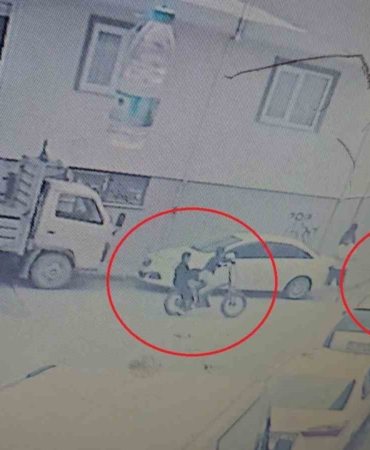Bisikletli çocuklar otomobille böyle çarpıştı, kaza anı kamerada