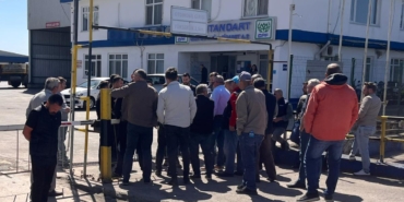 İş alamayan kooperatif üyeleri fabrika önünde toplandı