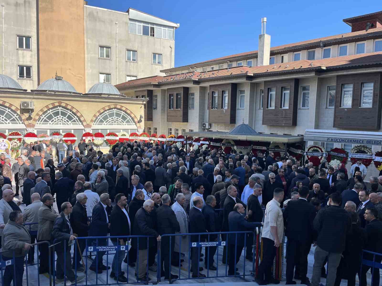 Küçükçekmece Belediye Başkanı Çebi’nin kardeşi Ömer Çebi son yolculuğuna uğurlandı