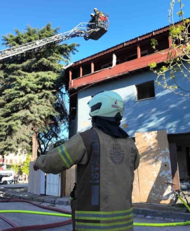 Avcılar’da metruk binada yangın