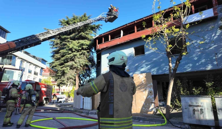 Avcılar’da metruk binada yangın