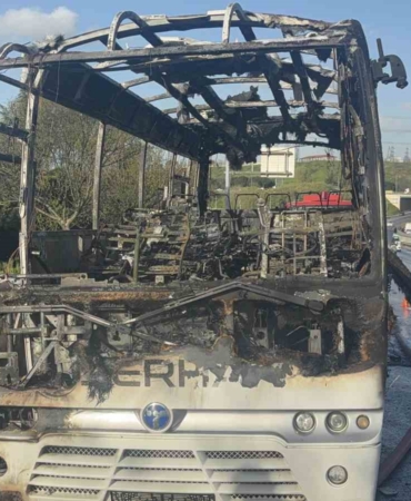 Bayrampaşa’da minibüs alevlere teslim oldu