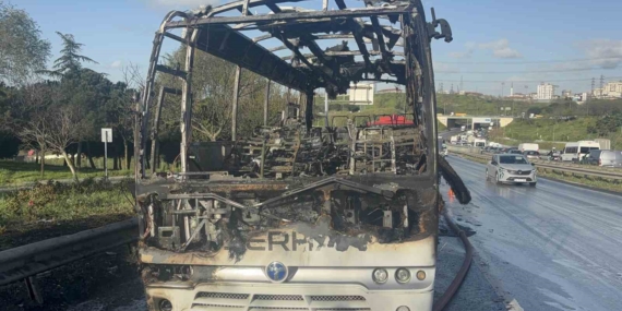 Bayrampaşa’da minibüs alevlere teslim oldu