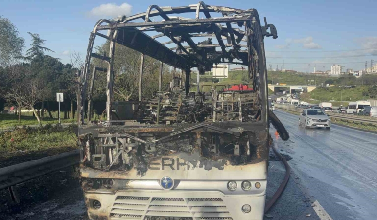 Bayrampaşa’da minibüs alevlere teslim oldu