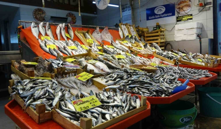 Balık tezgahları kış aylarını aratmıyor