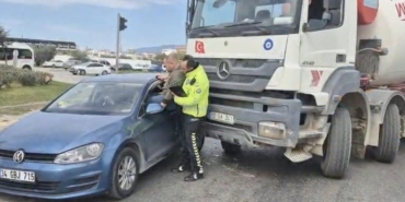 Kaza yapan aracın sürücüsünü polis camdan kurtardı