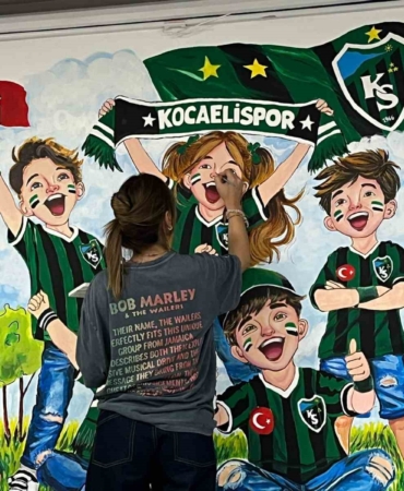 Liseli öğrencilerden Kocaelispor’a özel duvar resmi