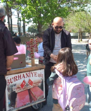 Balıkesirli vatandaş babasının hayrı için öğrencilere pamuk şekeri dağıttı