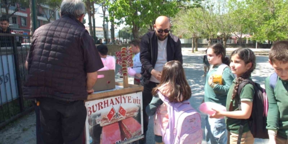 Balıkesirli vatandaş babasının hayrı için öğrencilere pamuk şekeri dağıttı