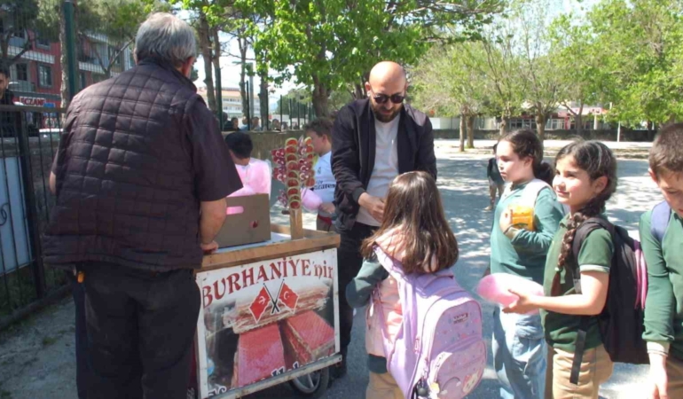 Balıkesirli vatandaş babasının hayrı için öğrencilere pamuk şekeri dağıttı