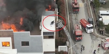 Can pazarında korku dolu anlar kameraya yansıdı... Metrelerce yüksekte itfaiye ekiplerini böyle bekledi