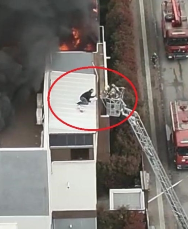 Can pazarında korku dolu anlar kameraya yansıdı... Metrelerce yüksekte itfaiye ekiplerini böyle bekledi