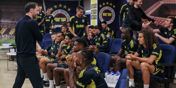 Domenico Tedesco, futbolcularla vedalaştı