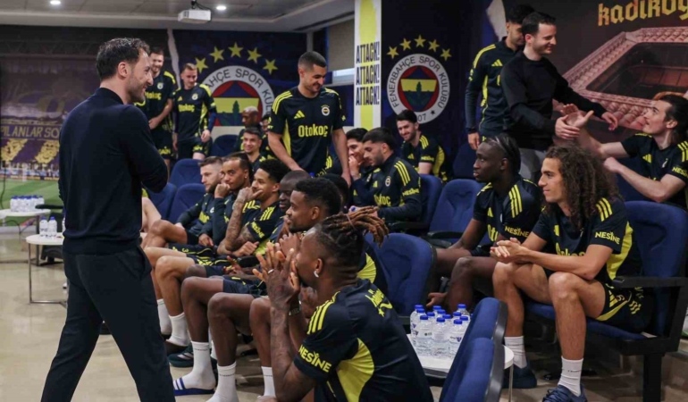 Domenico Tedesco, futbolcularla vedalaştı