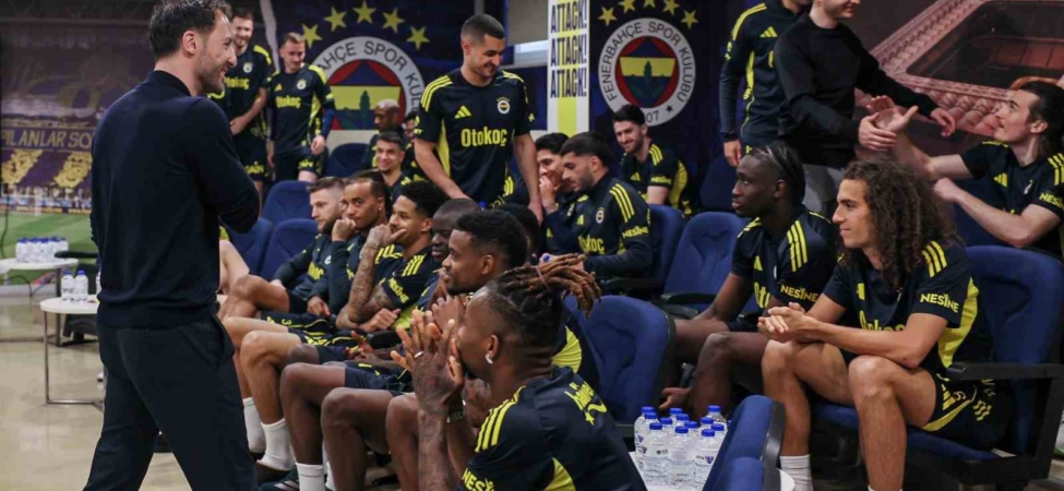 Domenico Tedesco, futbolcularla vedalaştı