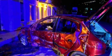 Kontrolden çıkan otomobil, evin duvarına çarparak durdu: 4’çocuk 9 yaralı