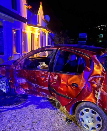 Kontrolden çıkan otomobil, evin duvarına çarparak durdu: 4’çocuk 9 yaralı