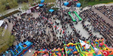 Pendik’te 23 Nisan coşkusunun yaşandığı çocuk şenliği havadan görüntülendi