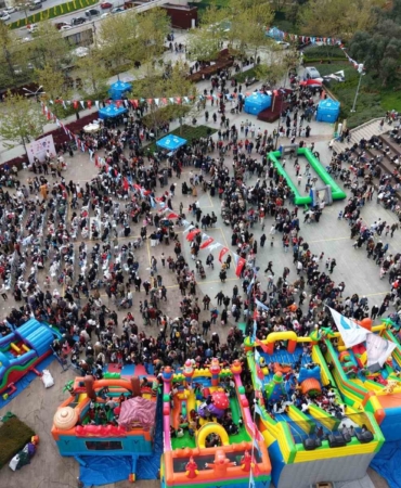 Pendik’te 23 Nisan coşkusunun yaşandığı çocuk şenliği havadan görüntülendi