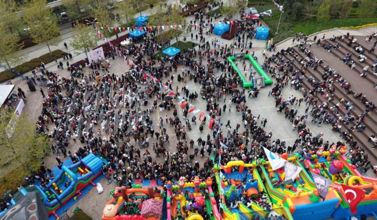 Pendik’te 23 Nisan coşkusunun yaşandığı çocuk şenliği havadan görüntülendi