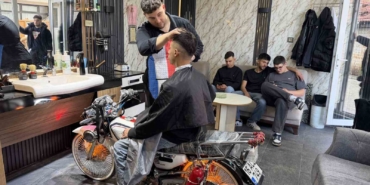 Motosikleti berber koltuğuna dönüştürdü, gençler sıraya girdi