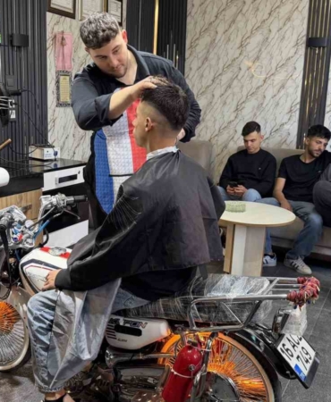 Motosikleti berber koltuğuna dönüştürdü, gençler sıraya girdi