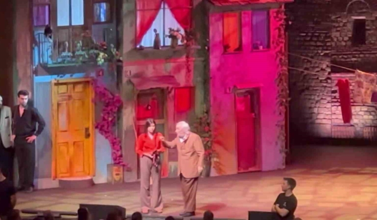 Sahnede fenalaşan Müjdat Gezen hastaneye kaldırıldı