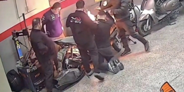 Gaziosmanpaşa’da tamir edilmeye çalışılan motosiklette yangın çıktı, o anlar kamerada