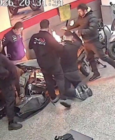 Gaziosmanpaşa’da tamir edilmeye çalışılan motosiklette yangın çıktı, o anlar kamerada