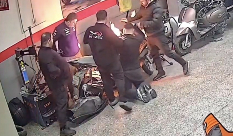 Gaziosmanpaşa’da tamir edilmeye çalışılan motosiklette yangın çıktı, o anlar kamerada