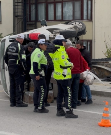 Edirne’de kontrolden çıkan hafif ticari araç yan yattı: Sürücü yaralandı