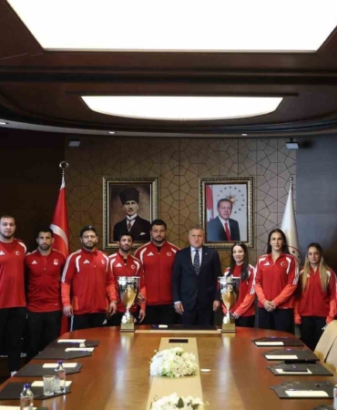 Bakan Bak, Avrupa şampiyonu milli güreşçileri ağırladı