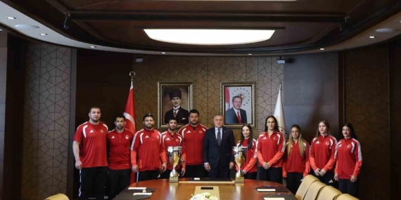 Bakan Bak, Avrupa şampiyonu milli güreşçileri ağırladı