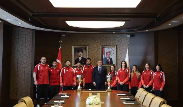 Bakan Bak, Avrupa şampiyonu milli güreşçileri ağırladı