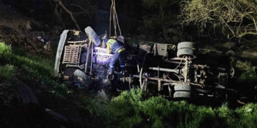 İş makinesi şarampole yuvarlandı: 1 ölü, 1 yaralı
