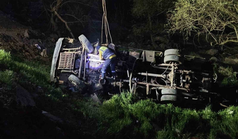 İş makinesi şarampole yuvarlandı: 1 ölü, 1 yaralı