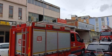 Çöken çatıdan düşen usta yaralandı