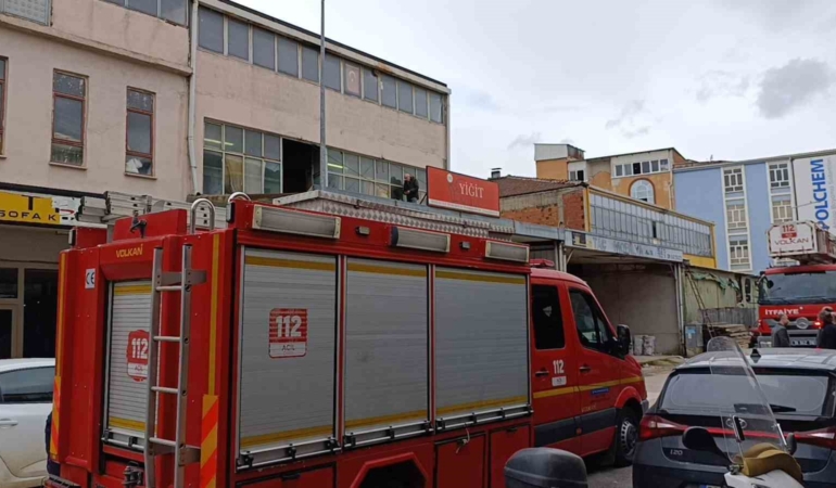 Çöken çatıdan düşen usta yaralandı