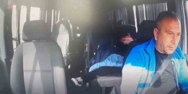 Okul servisi ile kamyonet kafa kafaya çarpıştı: Emniyet kemeri takılı olmayan öğrenci koridora uçtu