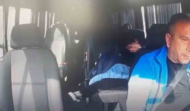 Okul servisi ile kamyonet kafa kafaya çarpıştı: Emniyet kemeri takılı olmayan öğrenci koridora uçtu