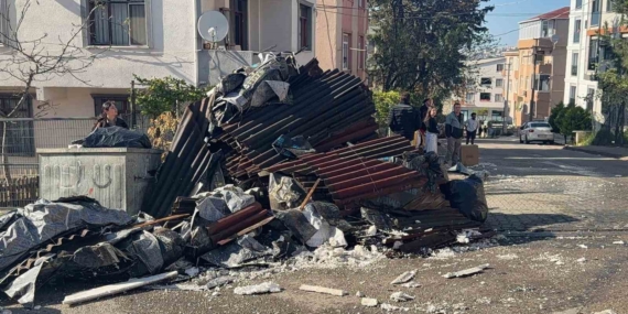 Kocaeli’de tadilatta olan binanın çatısı alevlere teslim oldu
