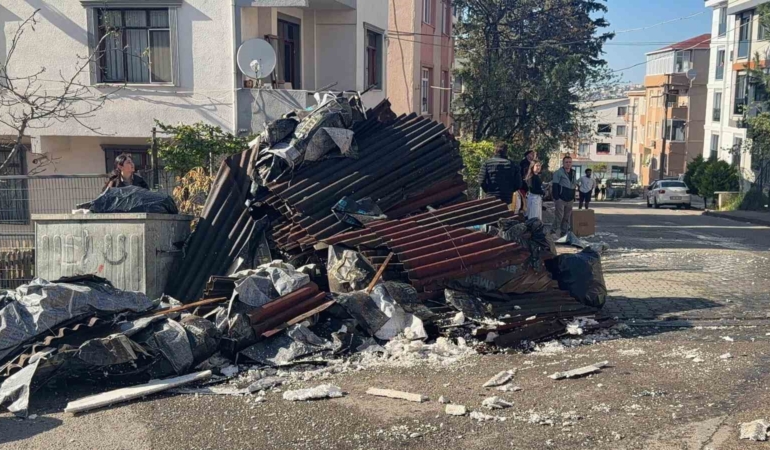 Kocaeli’de tadilatta olan binanın çatısı alevlere teslim oldu