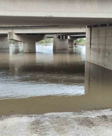 Yağmurdan yükselen dere, aracıyla köprü altından geçmek isteyen yaşlı adamı yuttu
