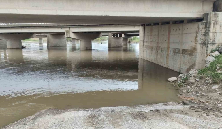 Yağmurdan yükselen dere, aracıyla köprü altından geçmek isteyen yaşlı adamı yuttu
