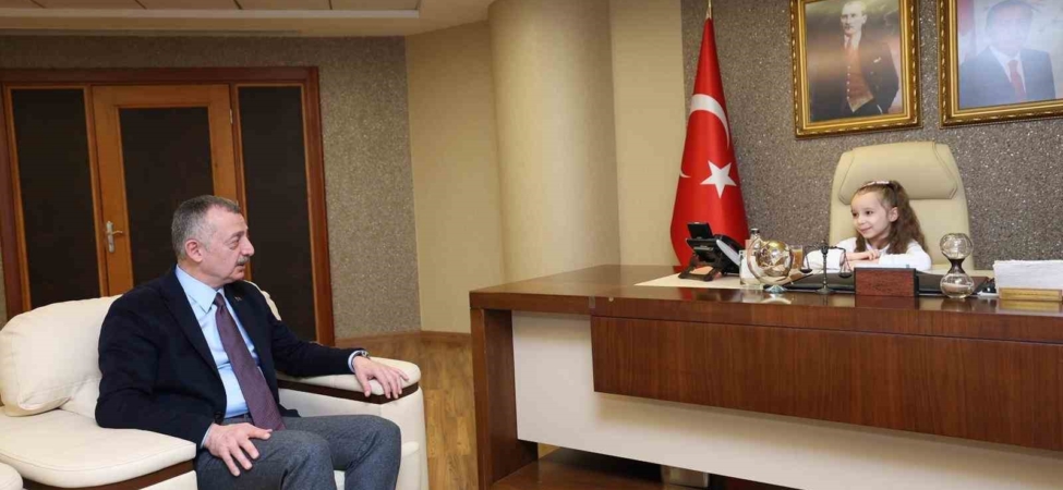 Koltuğu devralan minik başkan ilk talimatlarını verdi