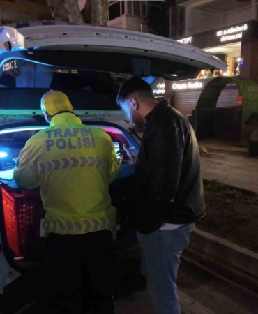 Kadıköy’de alkollü sürücü ekiplere zorluk çıkardı