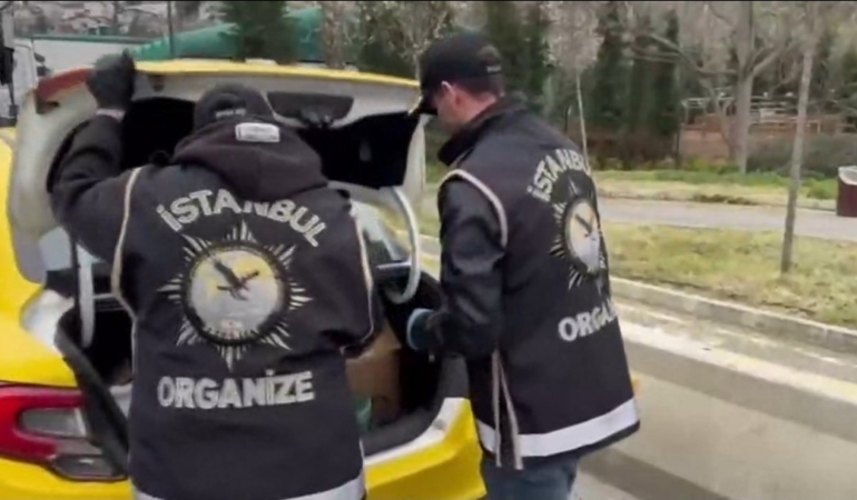 İstanbul’da kaçak silah operasyonu: Takside ve depoda 113 tabanca ele geçirildi